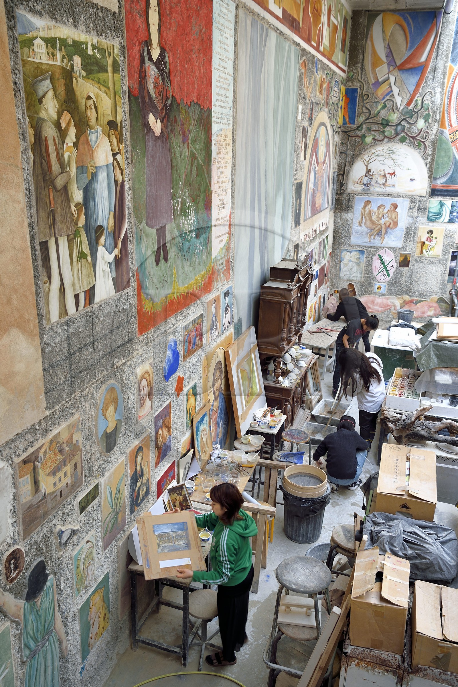 France, Paris (75), quartier de Saint-Germain-des-Prés, Ecole nationale supérieure des Beaux-Arts, fabrication du mortier dans l'atelier de fresque de Philippe Bennequin