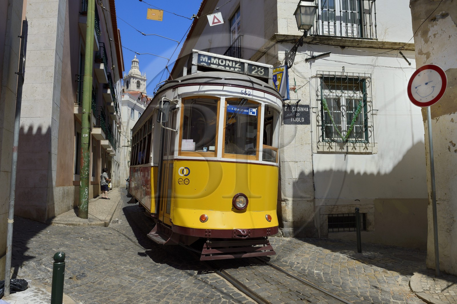 Portugal, Lisbonne, quartier de l'Alfama, tramway (electricos) le long de la Rua das Escolas Gerais avec la tour de l'église de Sao Vicente de Fora