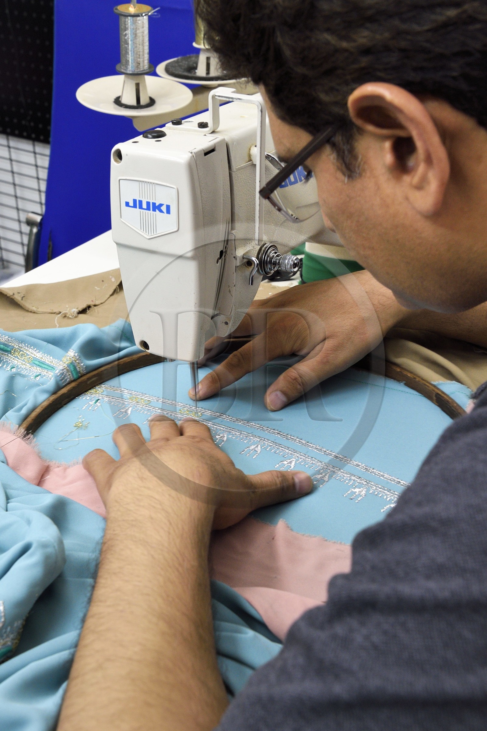 Sultanat d'Oman, Mascate, quartier de Al-Athaiba, atelier de haute couture de Amal Al-Raisi, broderie inspirée de la tradition omanaise