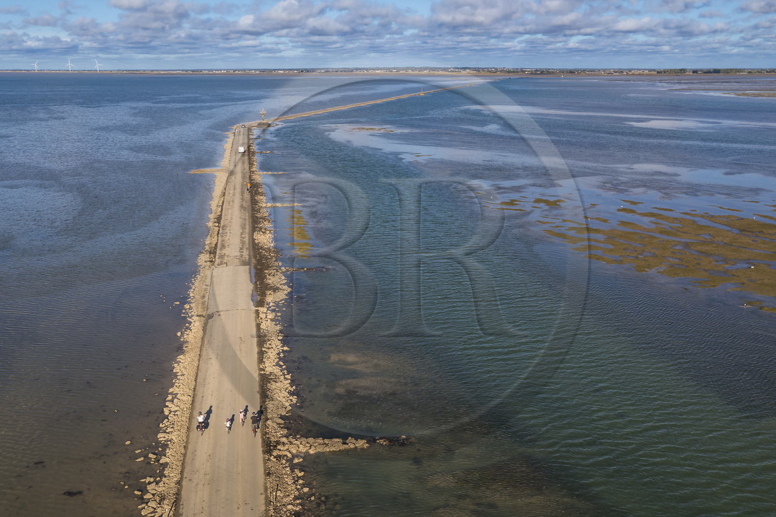 France, Vendée (85), île de Noirmoutier, Barbatre, cyclistes sur le passage du Gois à marée montante, chaussée submersible qui relie l'île au continent à marrée basse (vue aérienne)