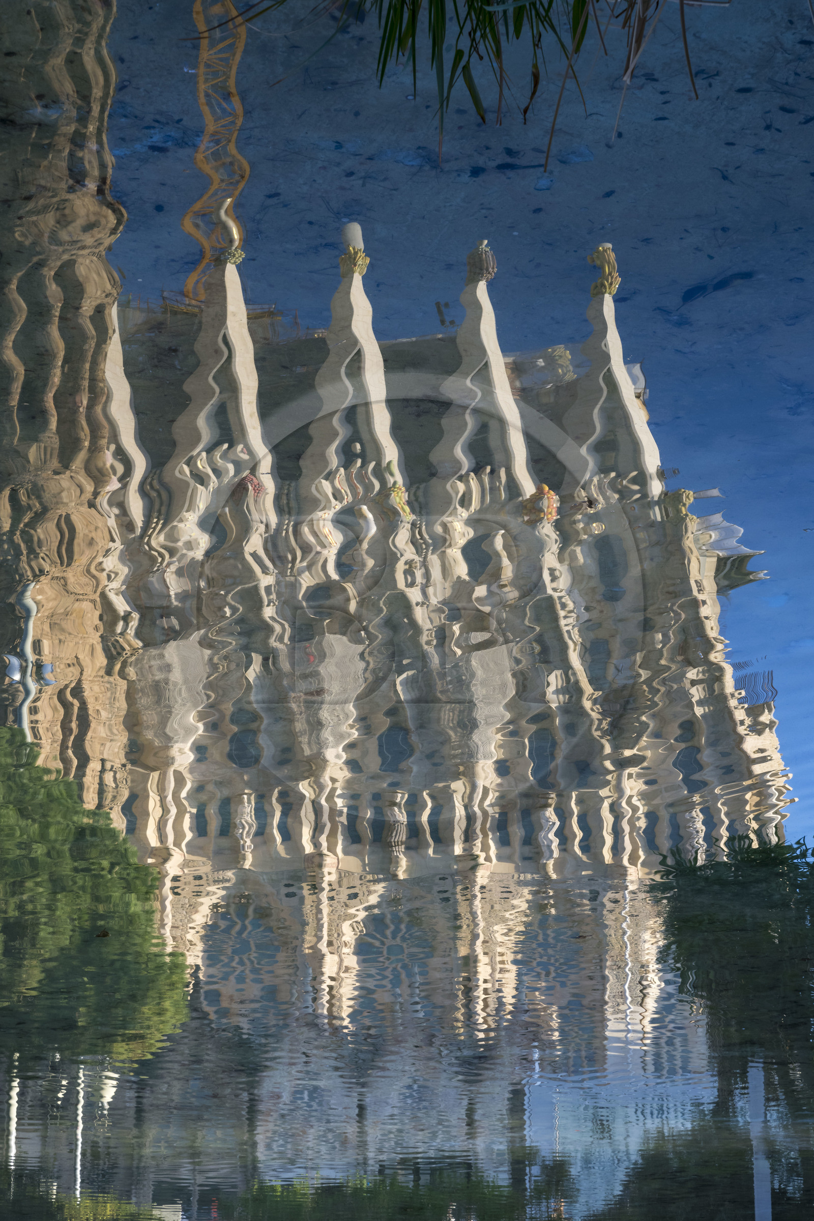 Espagne, Catalogne, Barcelone, quartier de l'Eixample, basilique de la Sagrada Familia de l'architecte du modernisme catalan Antoni Gaudi classée Patrimoine Mondial de l'UNESCO, reflet dans l'étang de la facade de la nef du coté Est Espagne, Catalogne, Barcelone, quartier de l'Eixample, basilique de la Sagrada Familia de l'architecte du modernisme catalan Antoni Gaudi classée Patrimoine Mondial de l'UNESCO, reflet dans l'étang de la facade de la nef du coté Est