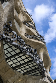 Espagne, Catalogne, Barcelone, quartier de l'Eixample, Passeig de Gracia, Pedrera ou Casa Mila (1905-1910) de l'architecte du modernisme catalan Antoni Gaudi, site classé au Patrimoine Mondial de l'UNESCO, balcon et balustrade en fer forgé