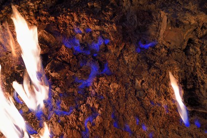 Azerbaïdjan, Bakou, Absheron Peninsula, Yanar Dag qui signifie «montagne en feu», est un feu de gaz naturel qui flamboie continuellement sur une colline