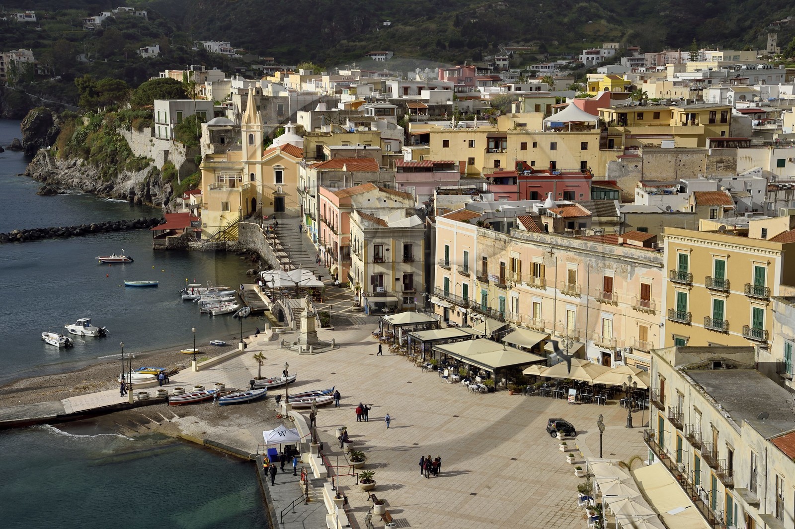 Italie, Sicile, iles Eoliennes, classées Patrimoine Mondial de l'UNESCO, Ile de Lipari, Lipari, le port de pêche de Marina Corta et l'église San Giuseppe
