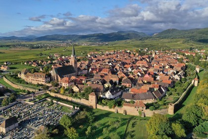 France, Haut-Rhin (68), Route des vins d'Alsace, Bergheim, ancienne cite médiévale fortifiée et le massif des Vosges en arrière plan (vue aérienne)