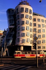 République Tchèque, Prague, la maison qui danse (Ginger et Fred) de Gehry et Milunic sur le quai de la Vltava