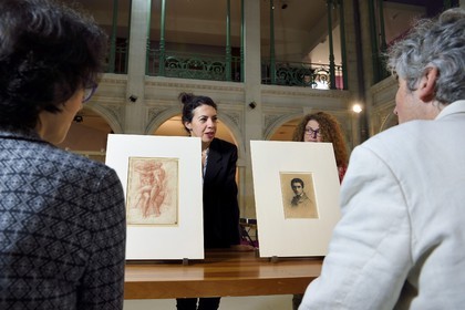 France, Pyrénées-Atlantiques (64), Pays-Basque, Bayonne, musée Bonnat-Helleu, musée des Beaux-Arts, présentation par Marie Clarac du dessin de Michel-Ange étude pour le groupe Adam et Eve de la chapelle Sixtine à gauche et autoportrait de Bonnat à 17 ans à droite