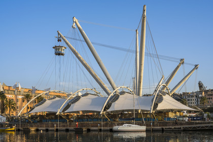 Italy, Liguria, Genoa, the Porto Antico (Old Port), the Bigo panoramic lift designed by Renzo Piano
