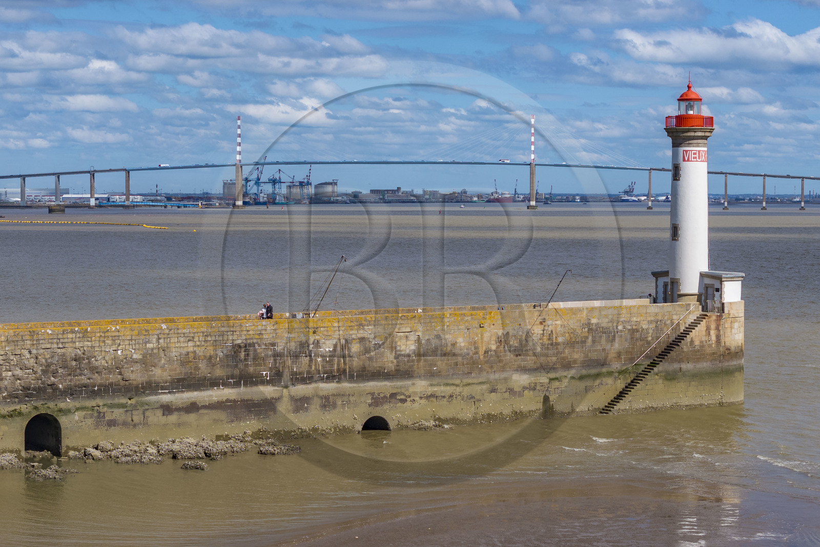 France, Loire-Atlantique (44), Saint-Nazaire, le phare du Vieux Mole et le pont de Saint-Nazaire en arrière plan (vue aérienne) France, Loire-Atlantique (44), Saint-Nazaire, le phare du Vieux Mole et le pont de Saint-Nazaire en arrière plan (vue aérienne)