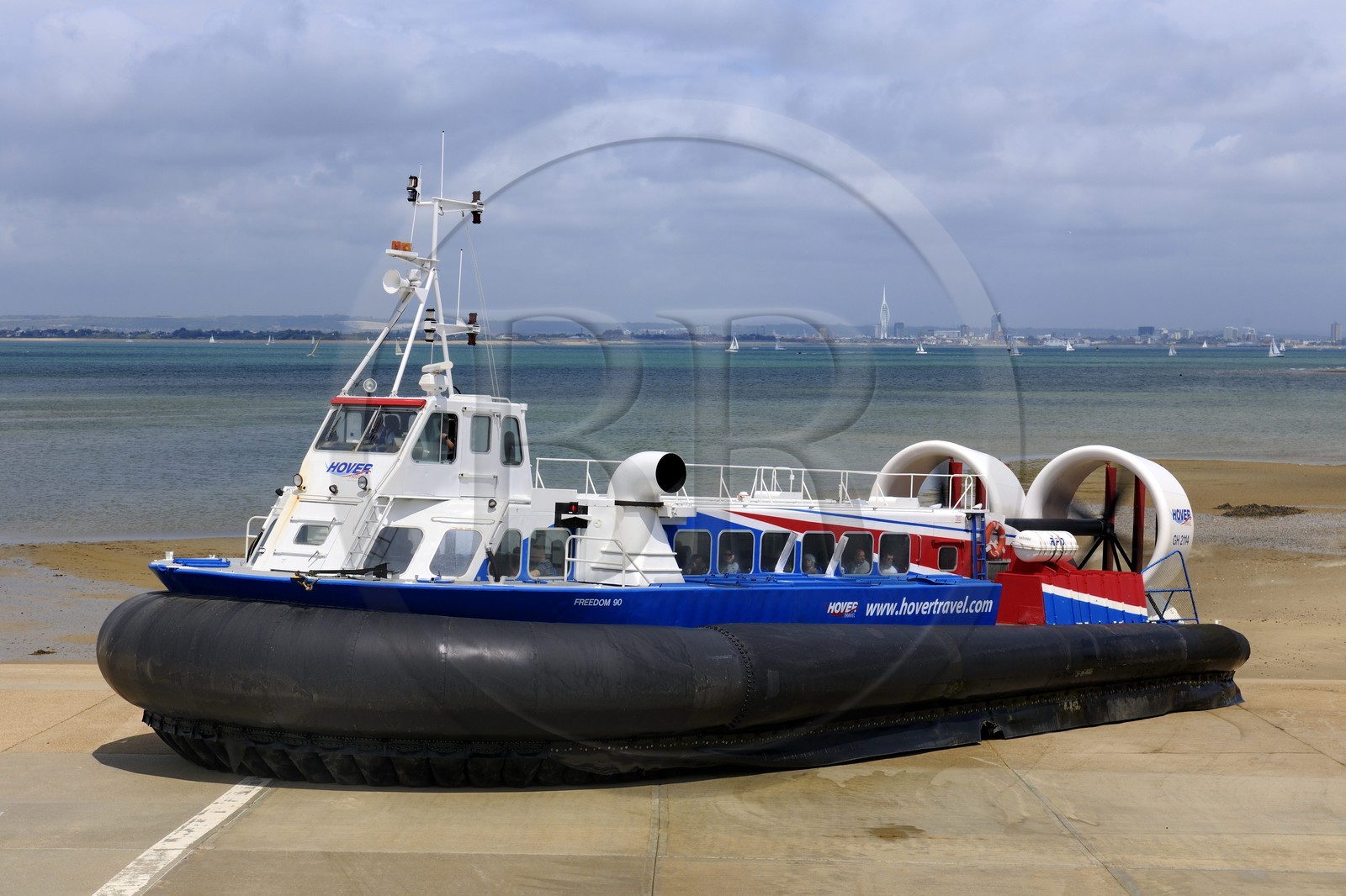 Royaume-Uni, Angleterre, Hampshire, Ile de Wight, Ryde, ferries de Southsea Portsmouth (en arrière plan) à Ryde avec l'aéroglisseur de Hover Travel