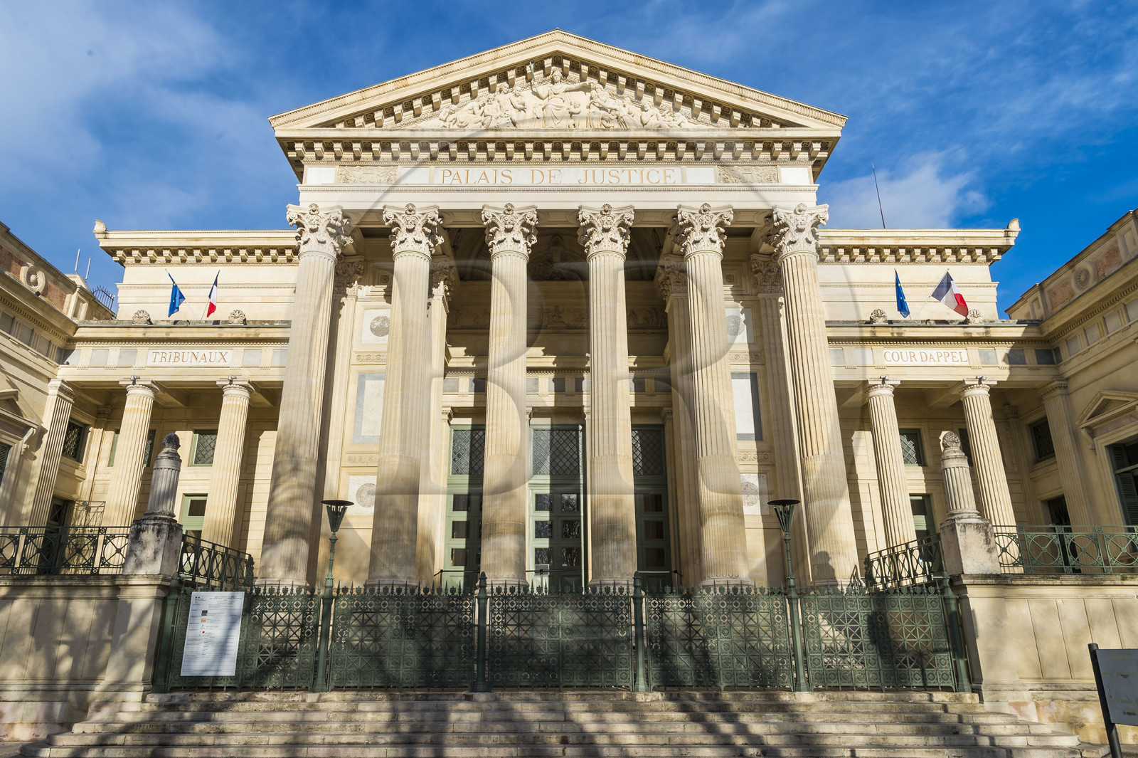 France, Gard (30), Nîmes, esplanade Charles-de-Gaulle, le palais de justice France, Gard (30), Nîmes, esplanade Charles-de-Gaulle, le palais de justice
