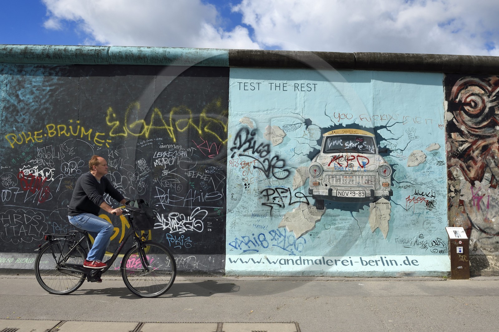 Allemagne, Berlin, Friedrichshain-Kreuzberg, East Side Gallery, le mur, oeuvre de Birgit Kinder datant des années 1990 et rénovée en 2009 représentant une voiture Trabant arrivant de Berlin Est intitulée Test the best Allemagne, Berlin, Friedrichshain-Kreuzberg, East Side Gallery, le mur, oeuvre de Birgit Kinder datant des années 1990 et rénovée en 2009 représentant une voiture Trabant arrivant de Berlin Est intitulée Test the best