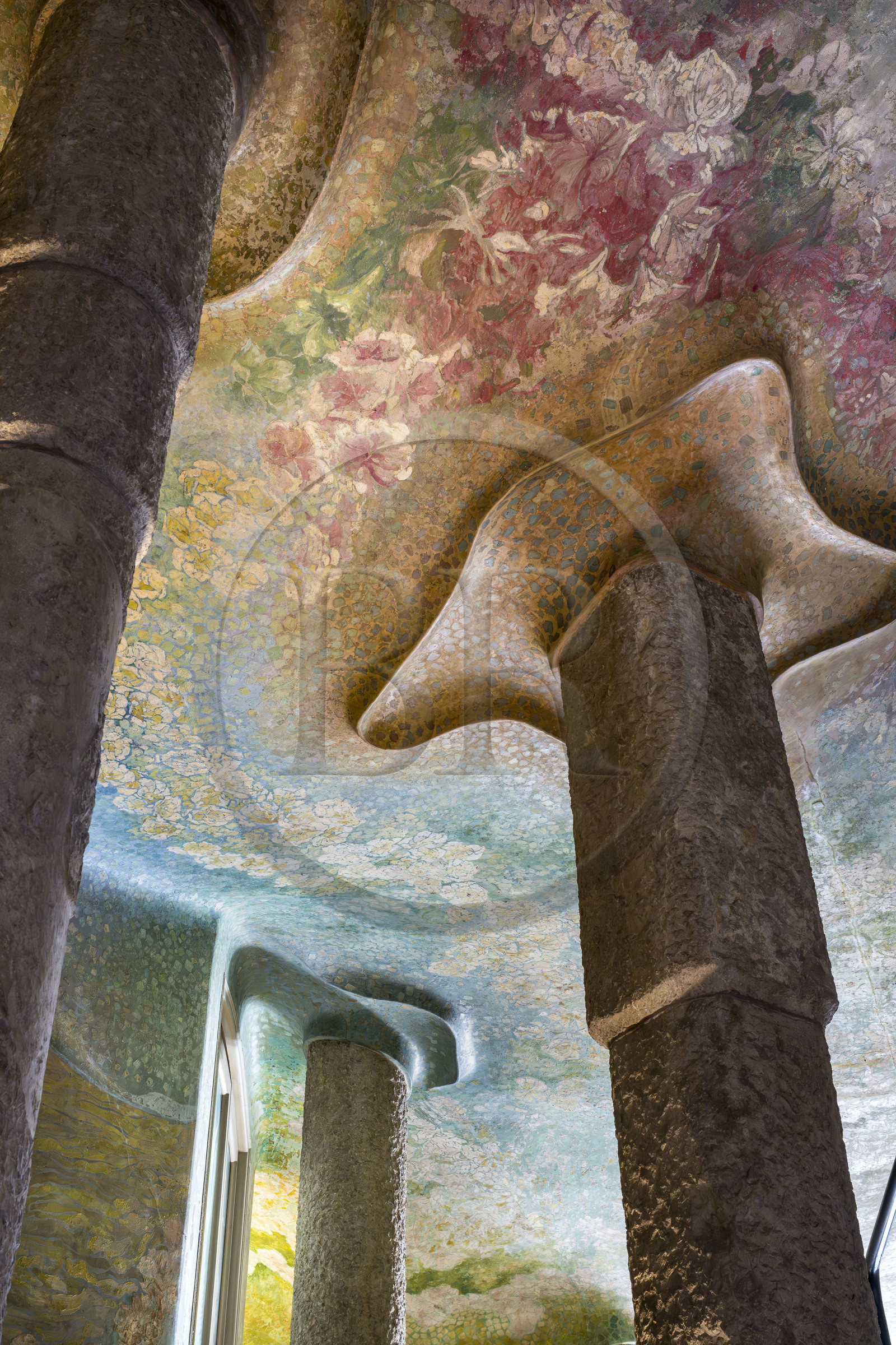 Espagne, Catalogne, Barcelone, quartier de l'Eixample, Passeig de Gracia, Pedrera ou Casa Mila (1905-1910) de l'architecte du modernisme catalan Antoni Gaudi, site classé au Patrimoine Mondial de l'UNESCO, fresques et colonnes de l'entrée principale