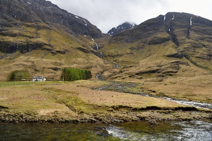 Royaume-Uni, Ecosse, Highland, Glencoe, maison isolée dans la vallée de Glen Coe (lieu du massacre des Mac Donald par les Campbell)