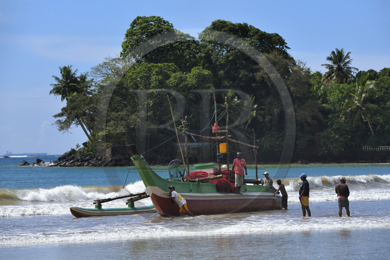 Sri Lanka, Province du Sud, Weligama, bateau de peche sur la plage Sri Lanka, Province du Sud, Weligama, bateau de peche sur la plage