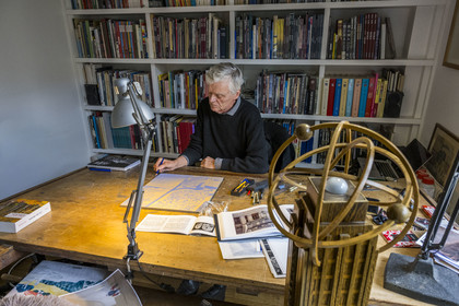 France, Paris (75), le dessinateur et auteur de bande-dessinée François Schuiten dans son atelier parisien, il fait des retouches à son dessin sur une des futures plaques de céramique qui orneront le quai de la station de métro Pont de Sèvres du futur réseau du Grand Paris Express