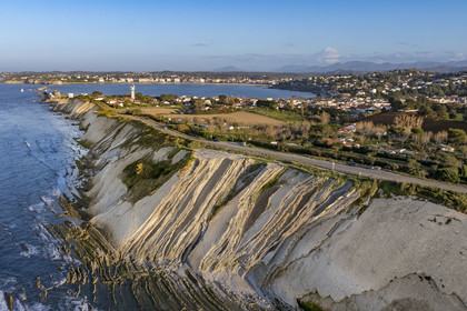 France, Pyrénées-Atlantiques (64), Pays-Basque, la Corniche Basque, Urrugne, les falaises de flysch et le fort de Socoa protégeant la baie de Saint-Jean-de-Luz en arrière plan (vue aérienne)