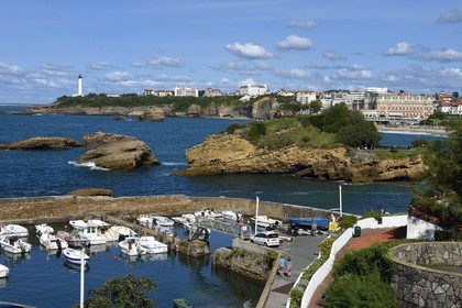 France, Pyrénées-Atlantiques (64), Pays-Basque, Biarritz, le Port des Pecheurs, le phare et l'Hotel du Palais sur la Grande Plage en arrière plan