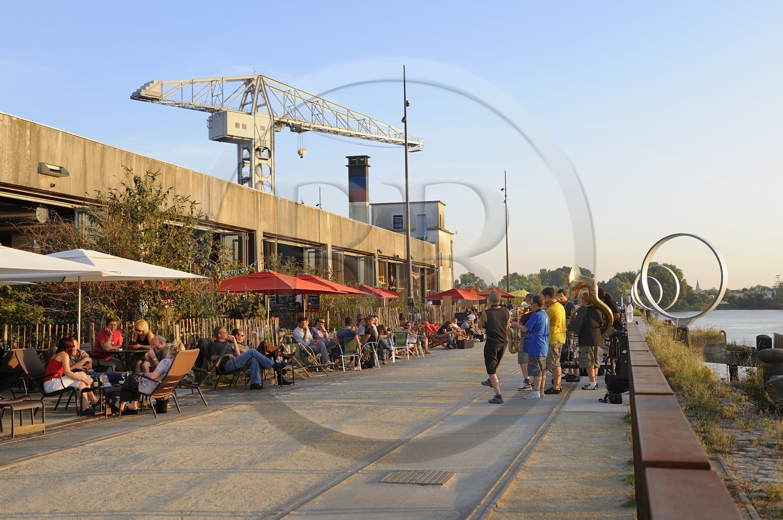 France, Loire-Atlantique (44), Nantes, l'Ile de Nantes, le Hangar à Bananes et les anneaux de Buren sur les quais de Loire, groupe de jazz