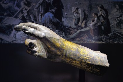Suisse, canton du Valais, Martigny, Fondation Pierre Gianadda, Musée gallo-romain, main en bronze doré à la feuille appartenant à une statue grandeur nature trouvé dans les fouilles du forum de Martigny