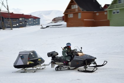 Norway, Svalbard, Spitzbergen, Longyearbyen, snowmobile with the kids in the closed trailer