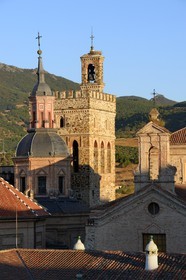 Espagne, Estremadure, Guadalupe, monastère royal de Santa Maria de Guadalupe classé Patrimoine mondial de l'UNESCO, sanctuaire formé de huit tours construit à l'endroit où la vierge apparut à un berger