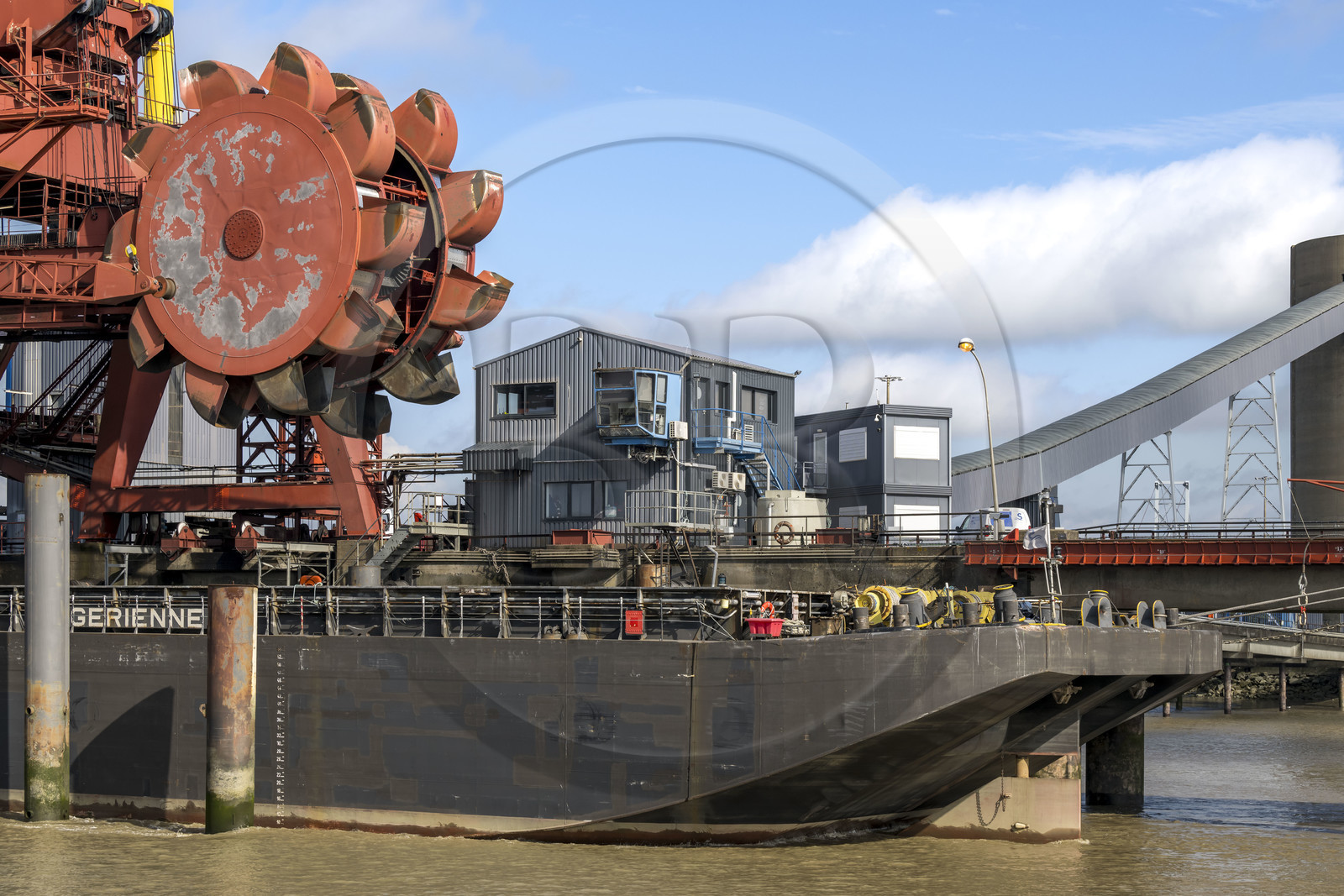 France, Loire-Atlantique (44), Cordemais, centrale électrique thermique de Cordemais EDF, roue pelle qui récupère le charbon dans les barges
