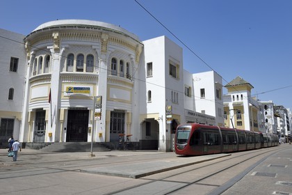 Maroc, Casablanca, boulevard Mohammed V, la Poste construite en 1918 par l'architecte Pierre Bousquet et immeuble Maroc-Soir de style néo-mauresque en arrière plan construit en 1924 par l'architecte Marius Boyer