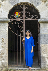 France, Var (83), Provence Verte, Bras, vers Saint-Maximin-la-Sainte-Baume, la maison d'hotes Le Peyrourier - une campagne en Provence, l'artiste musicienne Yasi Zandi devant l'ancienne chapelle templière reconstruite