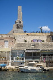 France, Bouches-du-Rhône (13), Marseille, quartier d'Endoume, le Vallon des Auffes, monument aux morts de l'armée d'Orient et des terres lointaines en bordure de la Corniche JF Kennedy