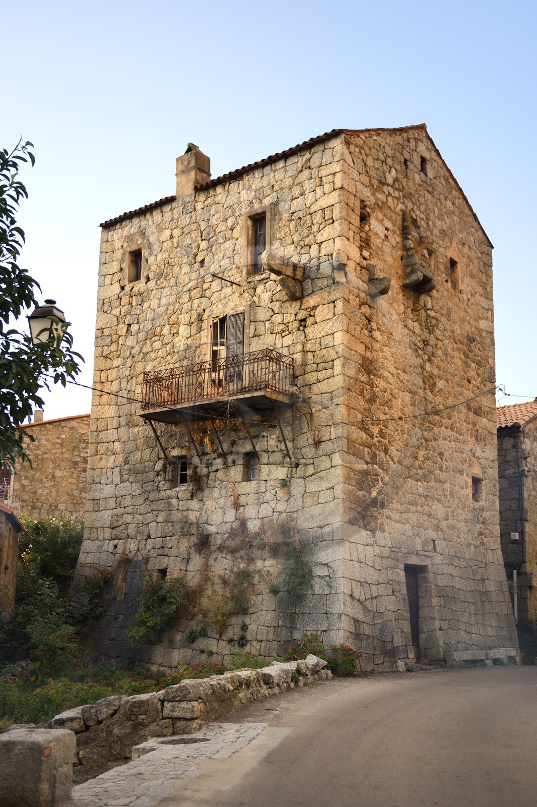 France, Corse-du-Sud (2A), région de Sartène, village de Fozzano, la casa forte (demeure seigneuriale fortifiée) des Durazzo dont Prosper Mérimée parle dans son livre Colomba sur la vendetta France, Corse-du-Sud (2A), région de Sartène, village de Fozzano, la casa forte (demeure seigneuriale fortifiée) des Durazzo dont Prosper Mérimée parle dans son livre Colomba sur la vendetta