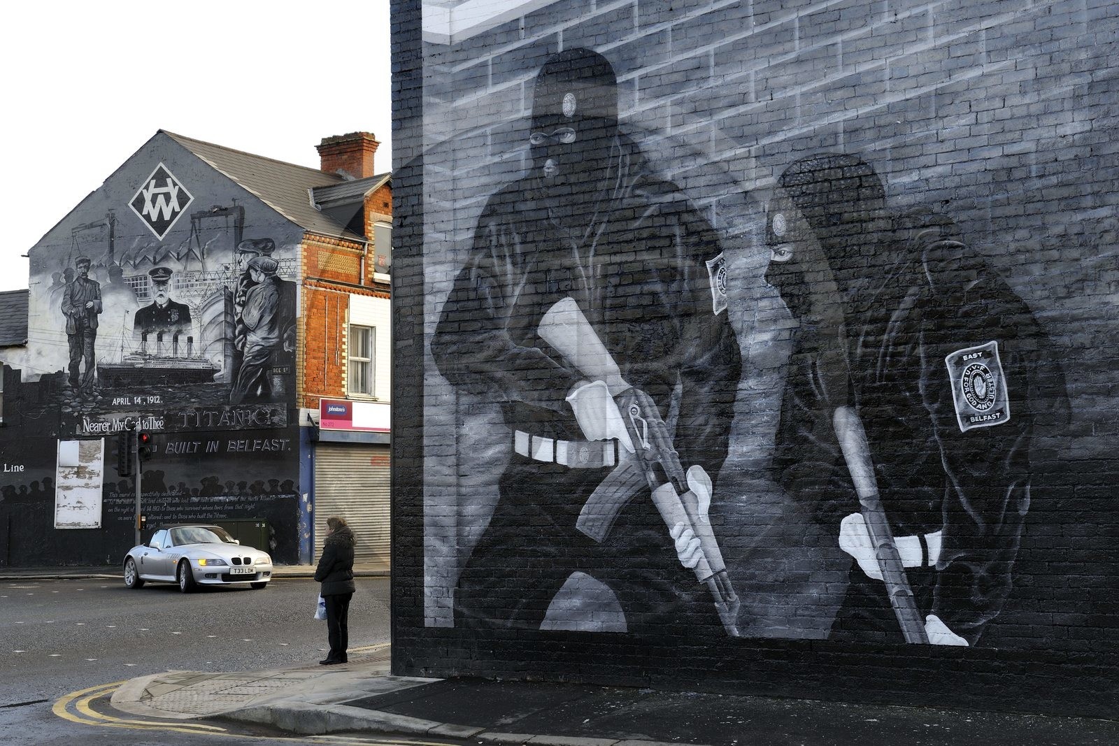 Royaume-Uni, Irlande du Nord, Belfast Est, les quartiers loyalistes protestants, Newtownards Road, fresque murale politique à la gloire des milices loyalistes et une autre à la memoire du Titanic built in Belfast en arriere plan