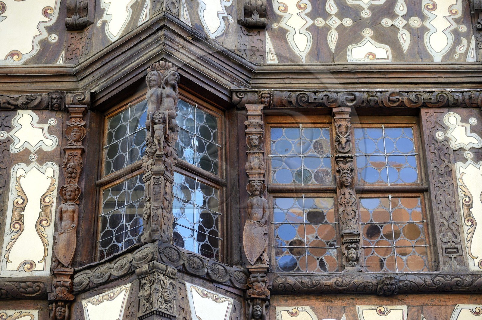 France, Bas Rhin (67), Saverne, détail de la façade de la Maison à colombage Katz du XVIIème siècle, oriel d'angle sculpté
