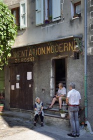 France, Alpes-de-Haute-Provence (04), cité médiévale d'Entrevaux fortifiée par Vauban, discussion devant l'épicerie de la vieille ville rue de la Porte Royale