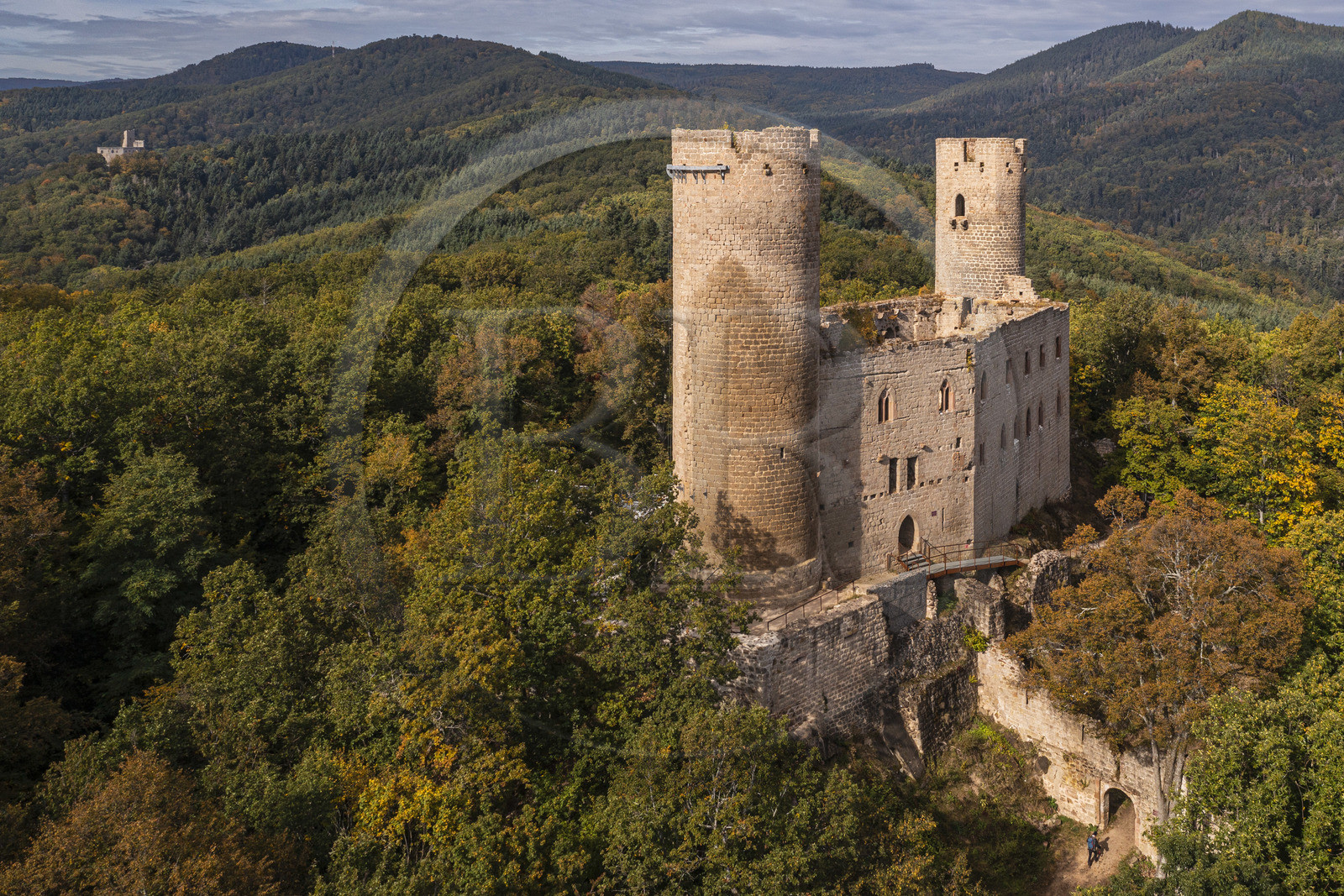 France, Bas-Rhin (67), Route des vins d'Alsace, Andlau, le chateau d'Andlau (Haut-Andlau), le chateau de Spesbourg en arrière plan (vue aérienne)