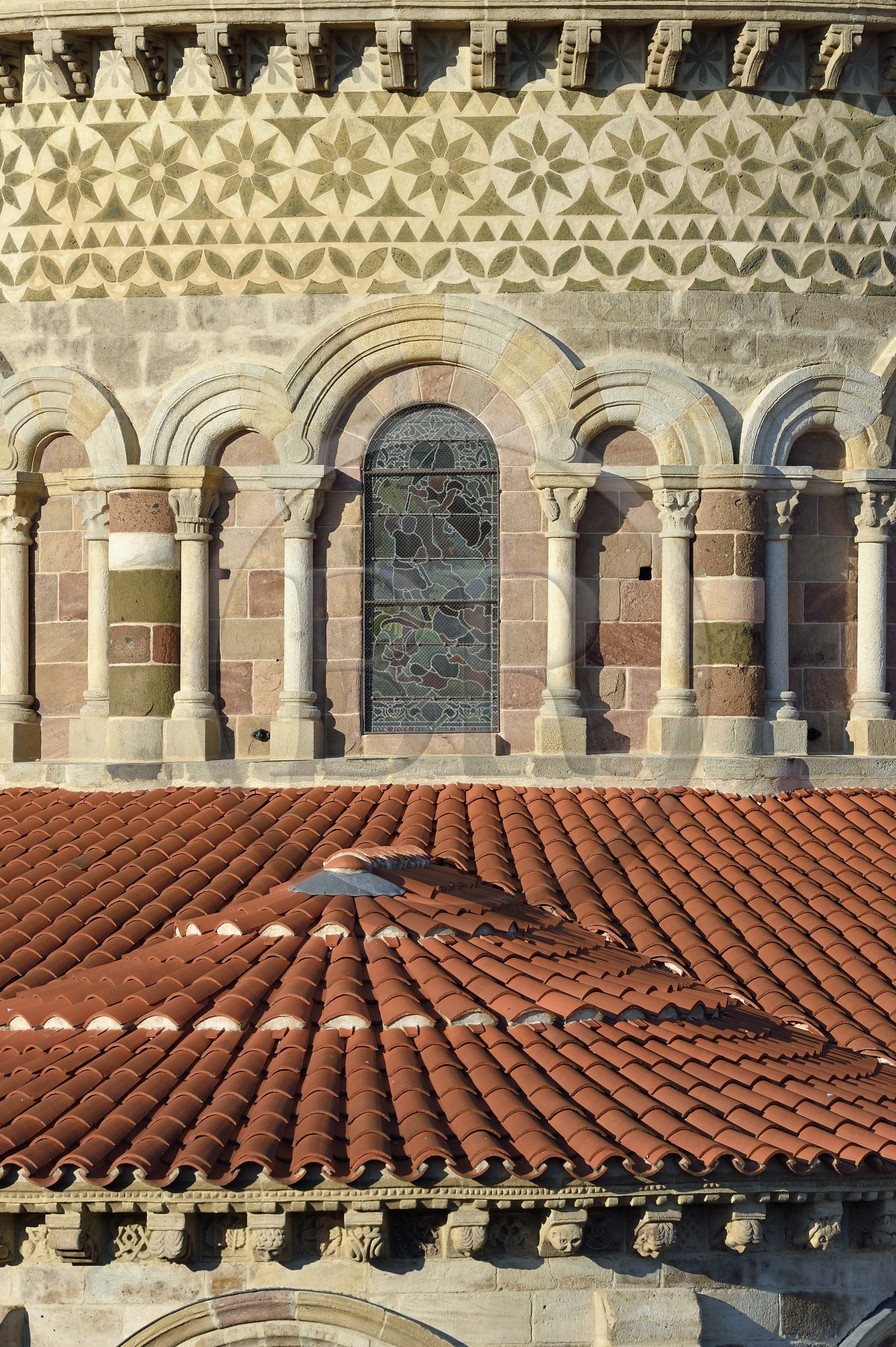 France, Haute-Loire (43), Brioude, la Basilique Saint-Julien de Brioude de style roman auvergnat, le chevet et la chapelle axiale