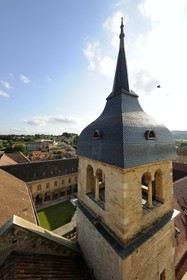France, Saône et Loire (71), Cluny, la cour de l'école des Arts et Métiers et le clocher de l'horloge dans l'ancienne abbaye