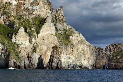 Italie, Sicile, iles Eoliennes, classées Patrimoine Mondial de l'UNESCO, Ile de Lipari, les falaises de la côte Sud-Ouest de l'île à Quattrocchi