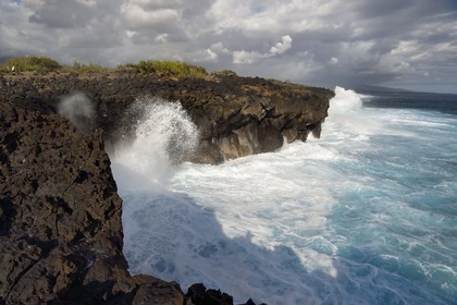 France, Ile de la Reunion, L'Etang Salé les Bains, la côte entre Le Gouffre et l'Etang du Gol, roches noires basaltiques d'origine volcanique tourmentées par l'océan
