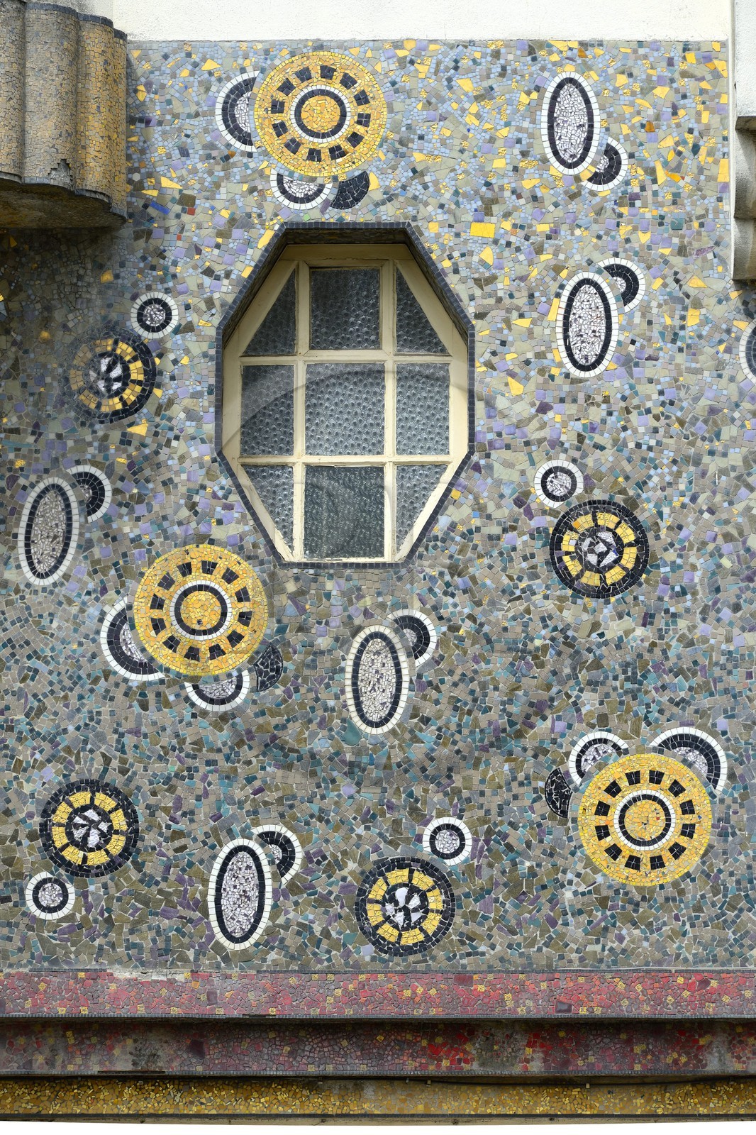 France, Ille-et-Vilaine (35), Rennes, immeuble Poirier (1931) au 7 avenue Janvier valorisé par de larges bandes de mosaïque Odorico et un décor en rondins dorés