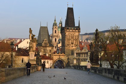 République Tchèque, Prague, centre historique classé Patrimoine Mondial de l' UNESCO, le pont Charles (Karluv Most ou Karlov Most), la tour gothique à l'entrée du pont du côté du quartier de Mala Strana et l'église Saint Nicolas (Sv. Mikulase)