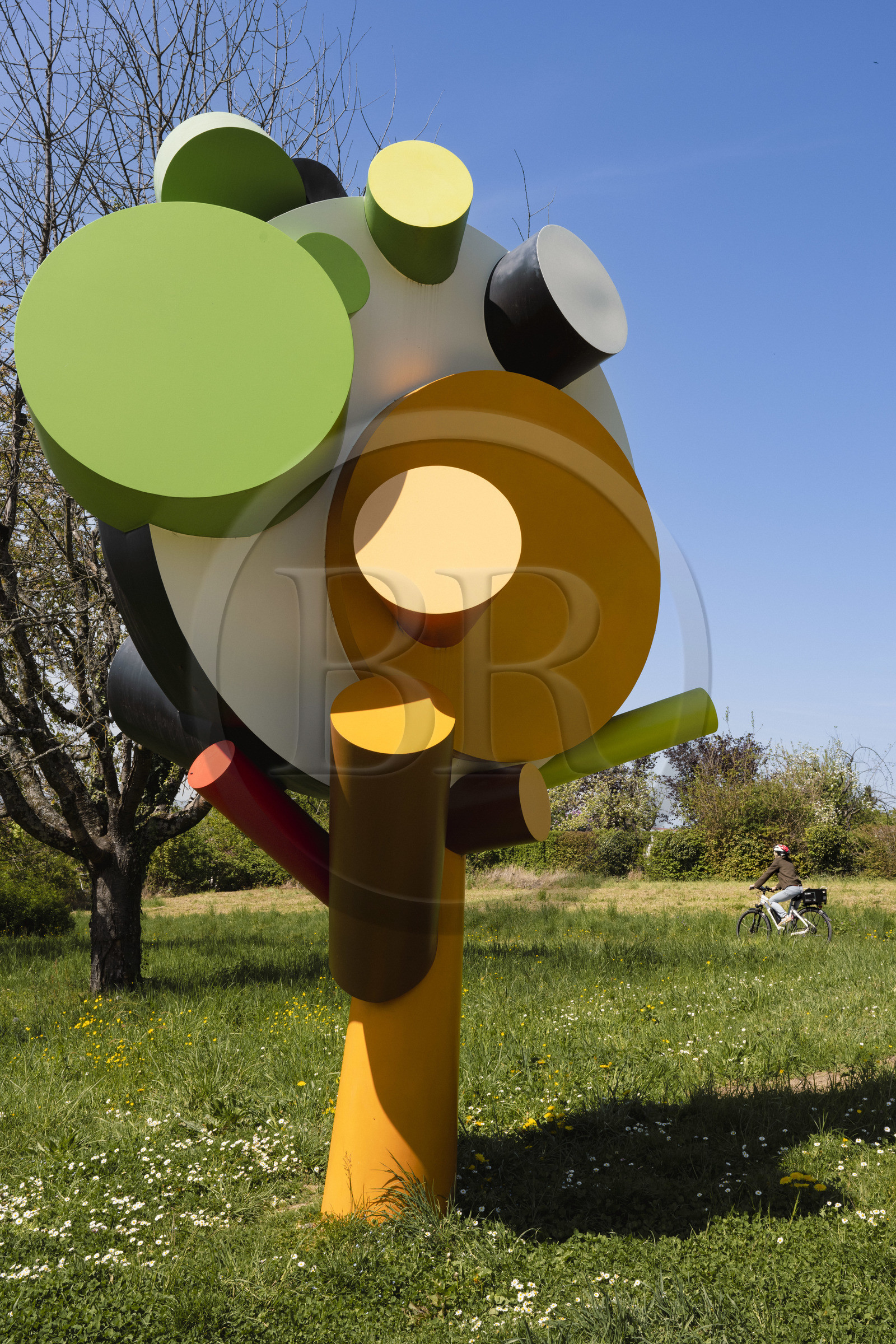 Allemagne, Bade-Wurtemberg, Weil am Rhein près de Bâle, le Rehberger-Weg de l'artiste Tobias Rehberger long de cinq kilomètres environ relie deux pays, deux communes et deux musées entre la Fondation Beyeler et le Vitra Campus, Arbre