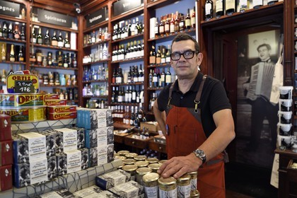 France, Pyrénées-Atlantiques (64), Pays-Basque, Biarritz, Chez Arosteguy épicerie fine créée en 1876, Pierre Arosteguy