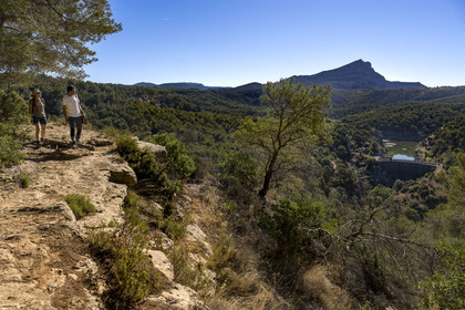 France, Bouches-du-Rhône (13), Aix en Provence, randonneurs sur le plateau de Bibemus, le barrage Zola (Cézanne y a peint la série des Baigneurs) et la montagne Sainte Victoire en arrière plan