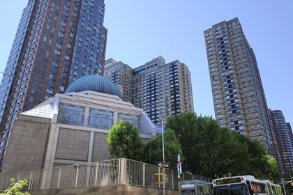 United States, New York, Manhattan, Upper East side, the New York Mosque (Islamic Cultural Center) is the largest Muslim mosque of the city characterized by its modern architectural style and its diagonal orientation toward Mecca, it is located on 3rd Avenue between 96th Street and 97th Street