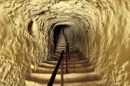 France, Val-d' Oise (95), parc naturel régional du Vexin français, La Roche-Guyon, labellisé Les Plus Beaux Villages de France, escalier troglodytique menant au donjon