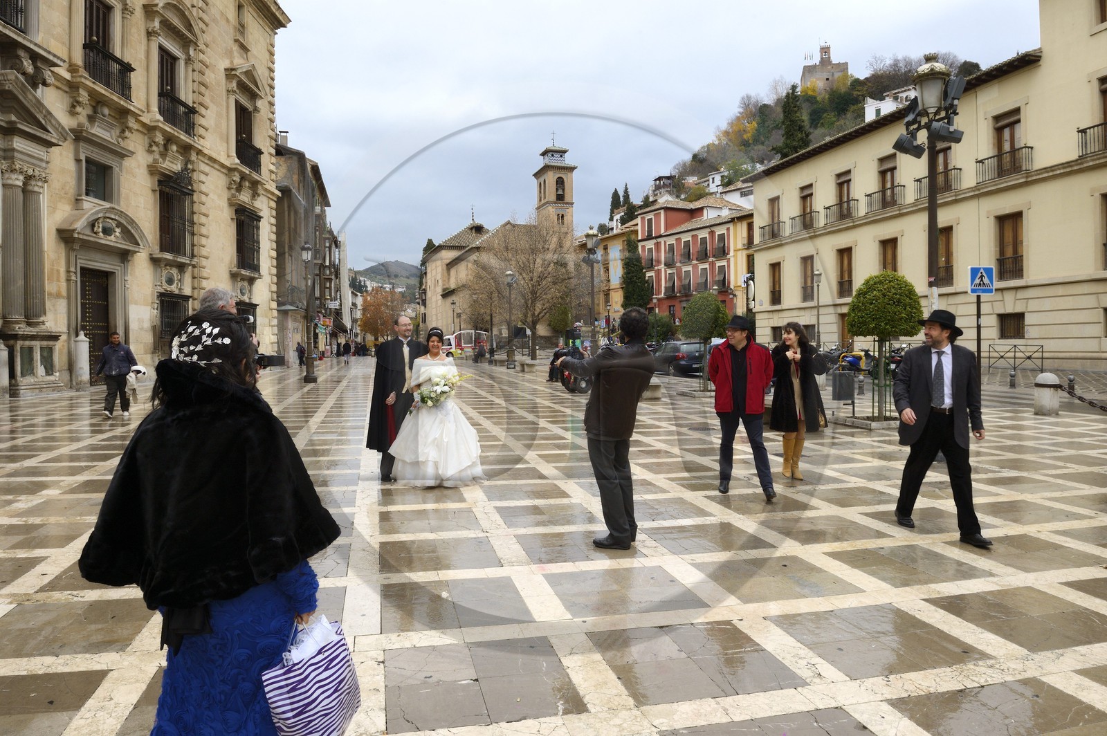 Espagne, Andalousie, Grenade, mariage sur la plaza Nueva surplombée par l'Alcazaba de l'Alhambra