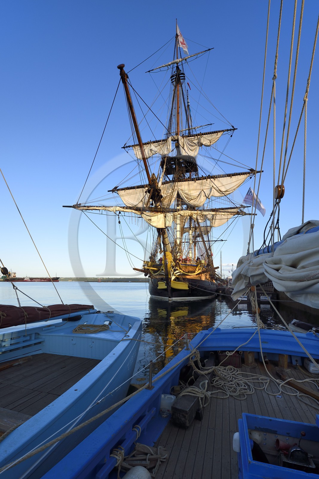France, Finistère (29), port de Brest, la frégate L'Hermione, réplique du trois-mats qui transporta le marquis de Lafayette en Amérique en 1780, la proue