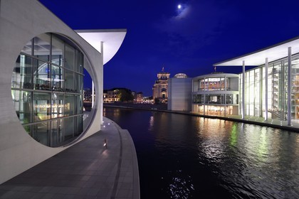 Allemagne, Berlin, Bundestag, le Paul-Lobe Haus à droite et le Marie Elisabeth-Luders Haus à gauche par l'architecte Stephan Braunfels sur les berges de la rivière Spree, batiments du nouveau complexe parlementaire