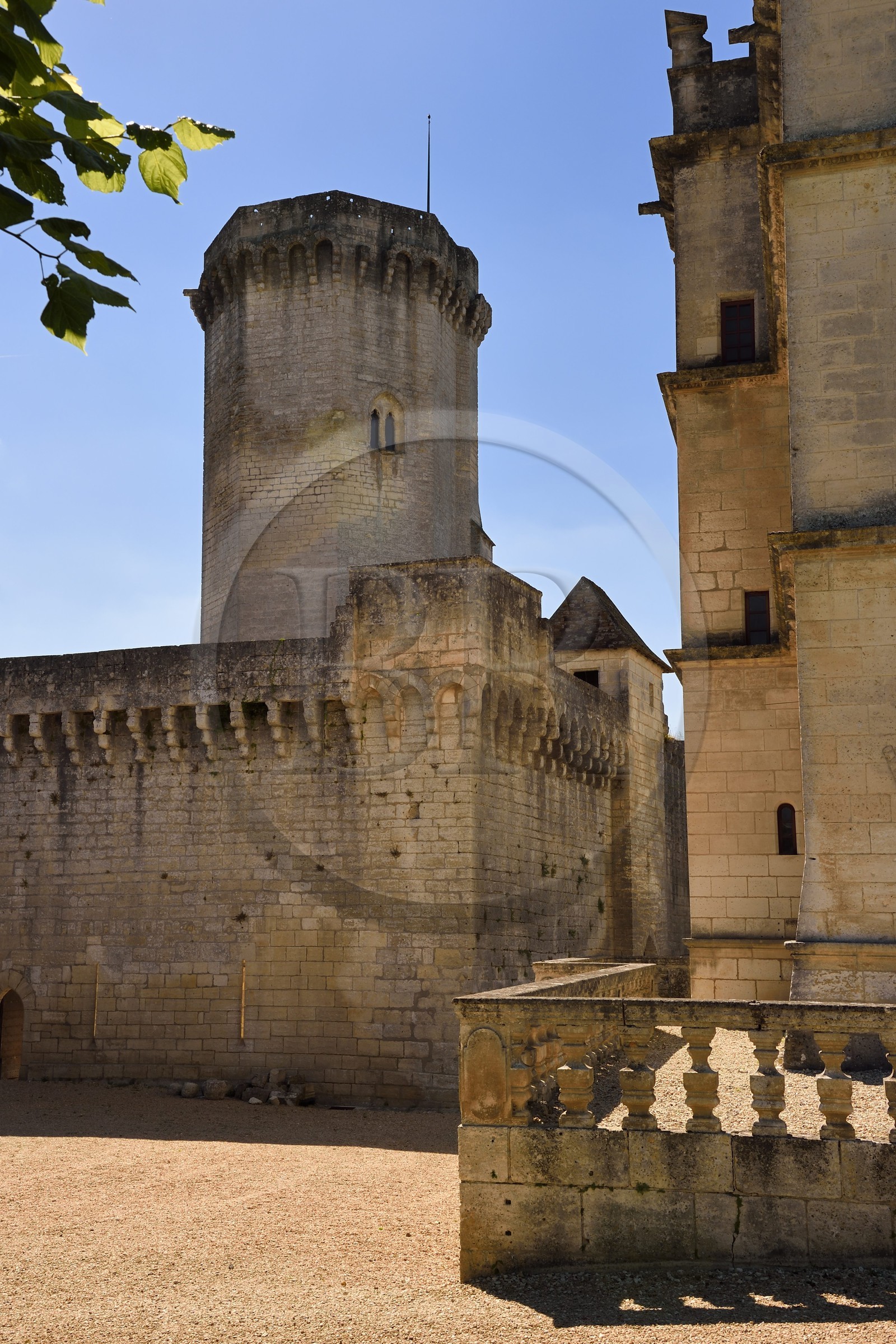France, Dordogne (24), Périgord Vert, Bourdeilles, chateau de Bourdeilles, le donjon du chateau médiéval du XIIIème siècle